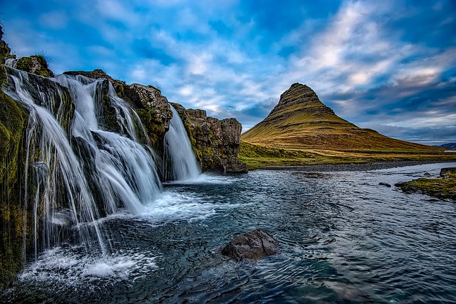 iceland waterfalls - nevernotamazing.com