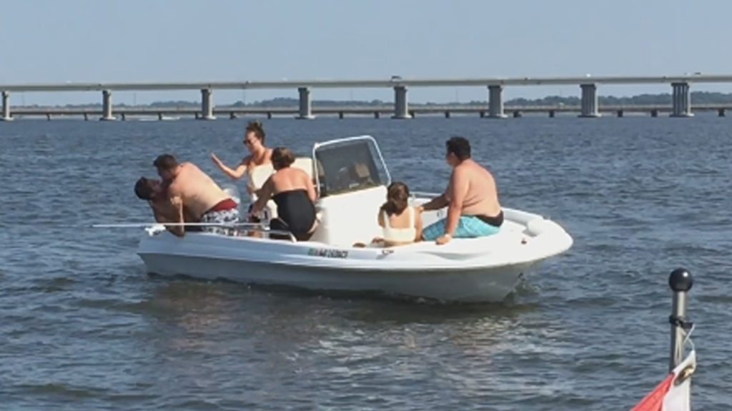 2 FAT DUDES FIGHT ON TINY BOAT